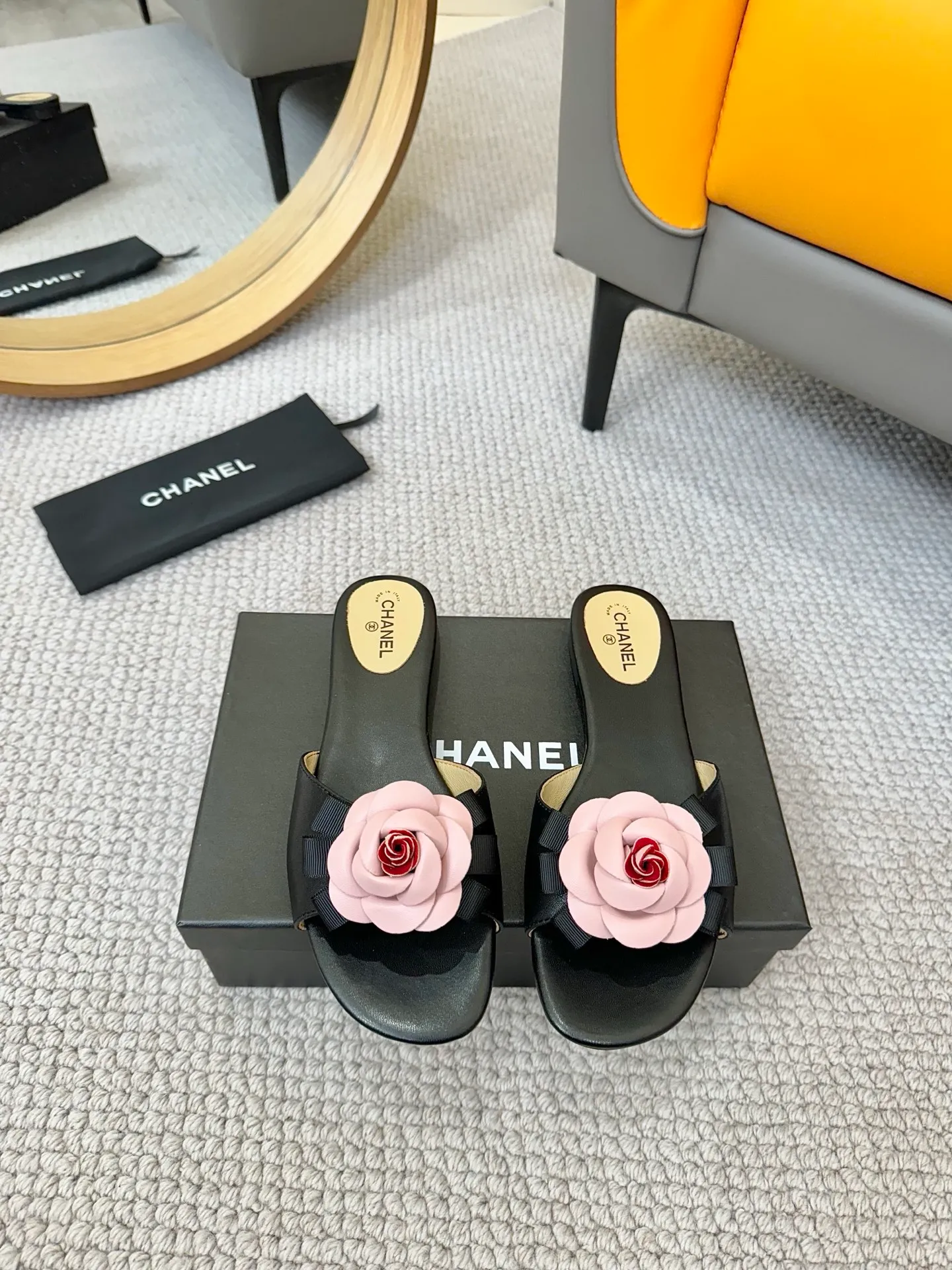 👟👟Ex-factory price 440👟👟 CHANEL Xiaoxiang ss25P new spring and summer thick-soled camellia slippers CHANE*｜Xiaoxiang ss25P new spring and summer thick-soled camellia slippers series! This season’s camellia series is really beautiful😍Grandma Xiang’s family has always been elegant and ladylike, full of high-end looks! It’s very nice on the feet~Whether it’s worn barefoot or paired with skirts or trousers, it’s very versatile! Incomparably beautiful! Especially fairy🧚overwhelmingly girly‼ Number of yards: 35-40 yards